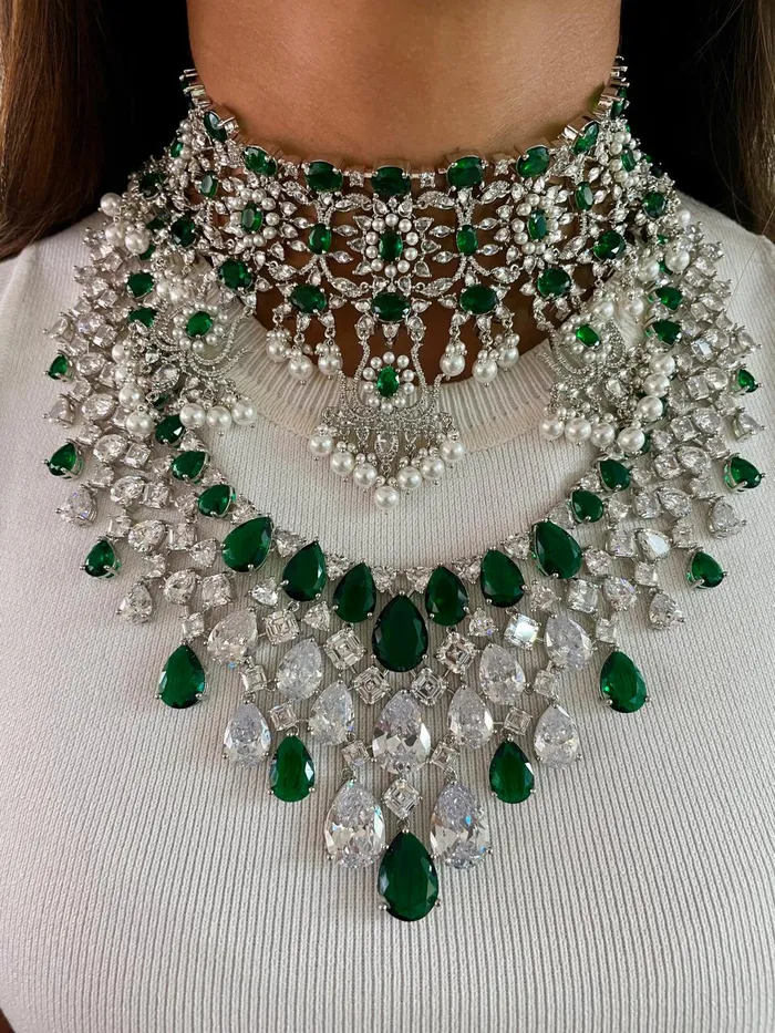 Necklaces PRERTO ECOMMERCE PRIVATE LIMITED Maharani Three Lotus Pearl Drop Emerald Dimonte Necklace Set Geometric Drops Statement Emerald Diamond Necklace Set 2Necklace 2Earrings 2Mang Tika